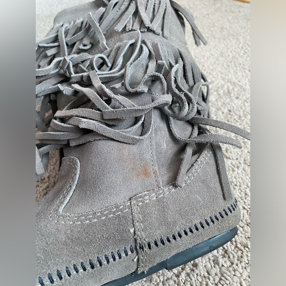 Grey Minnetonka 3 layer fringe boots - Picture 6 of 11